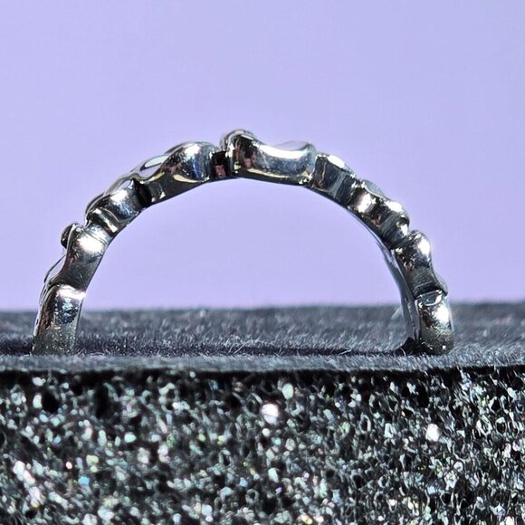 Triple Flower Band Ring With‎ Leaf Details Size 8.5 (NWOT) - Picture 4 of 6